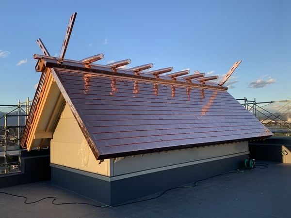 屋上新殿の屋根が葺き終わり完成しました。